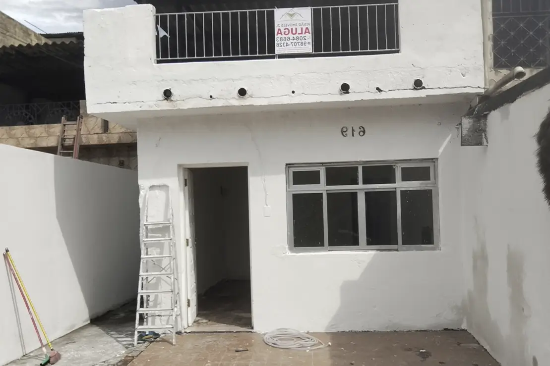 Parede em branco acetinado com recorte limpo no rodapé